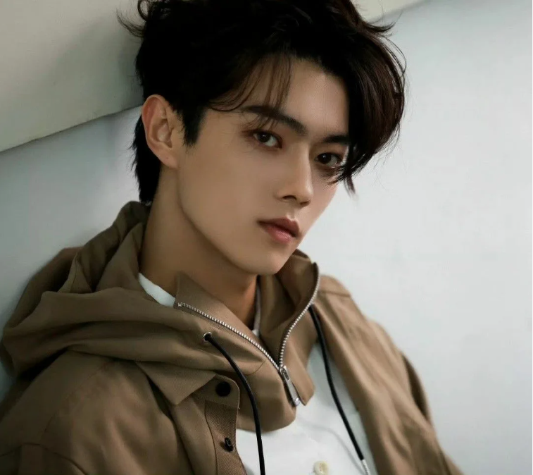 Снимок с экрана монитора. Актер Сюй Кай.