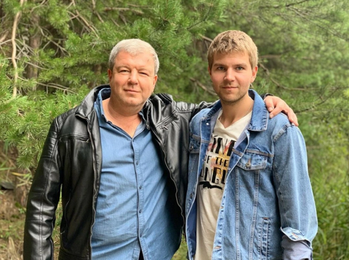 Александр Робак с сыном Арсением./Фото: соцсети