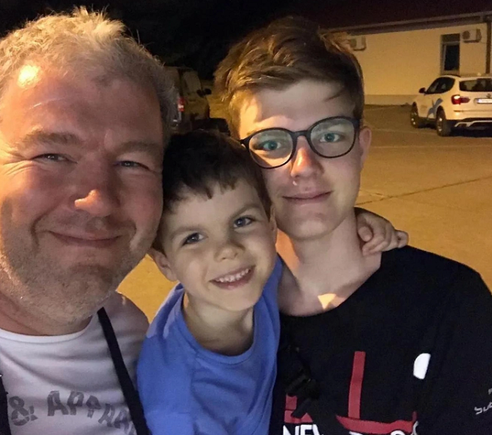 Александр Робак с младшими детьми./Фото: соцсети