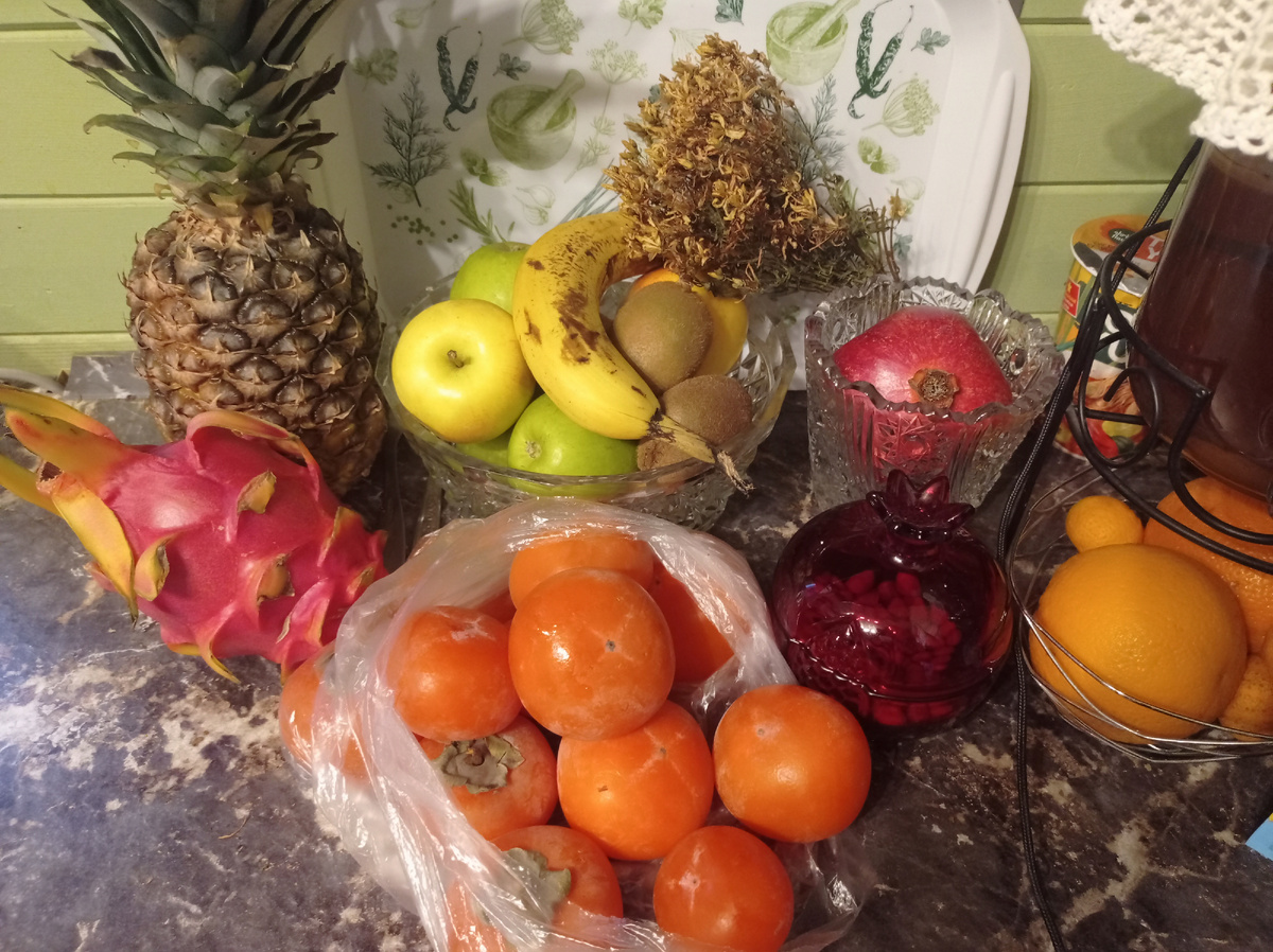 Много хурмы.