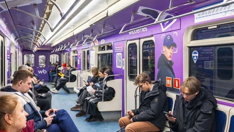    Новый брендированный поезд на Московско-Петроградской линии метро Петербурга. Автор фото: "РВБ"