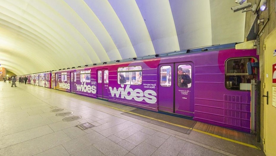    Новый брендированный поезд на Московско-Петроградской линии метро Петербурга. Автор фото: "РБВ"