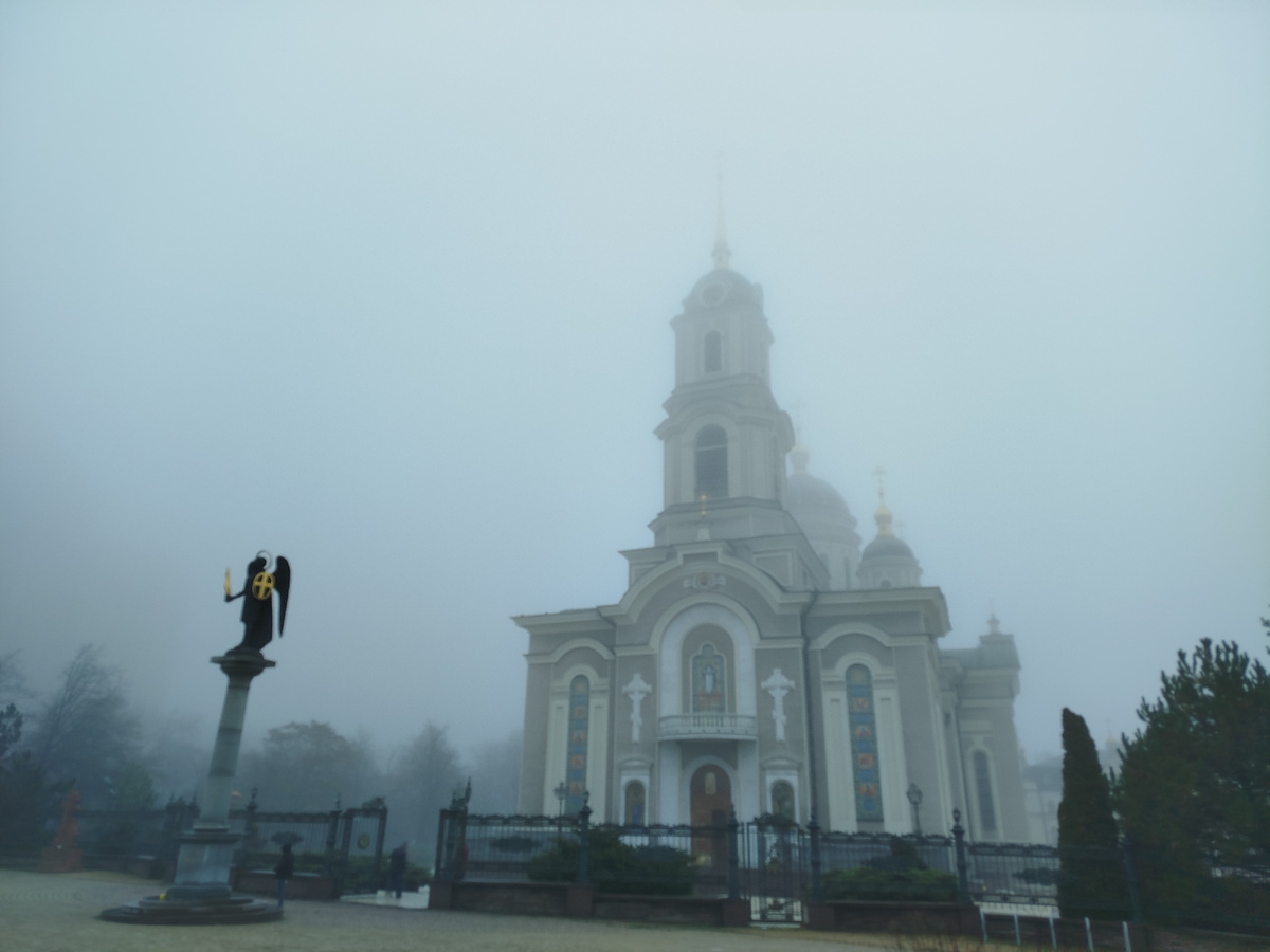 Спасо - Преобаженский Собор на Студенческом Городке в Донецке окутан осенним туманом.
