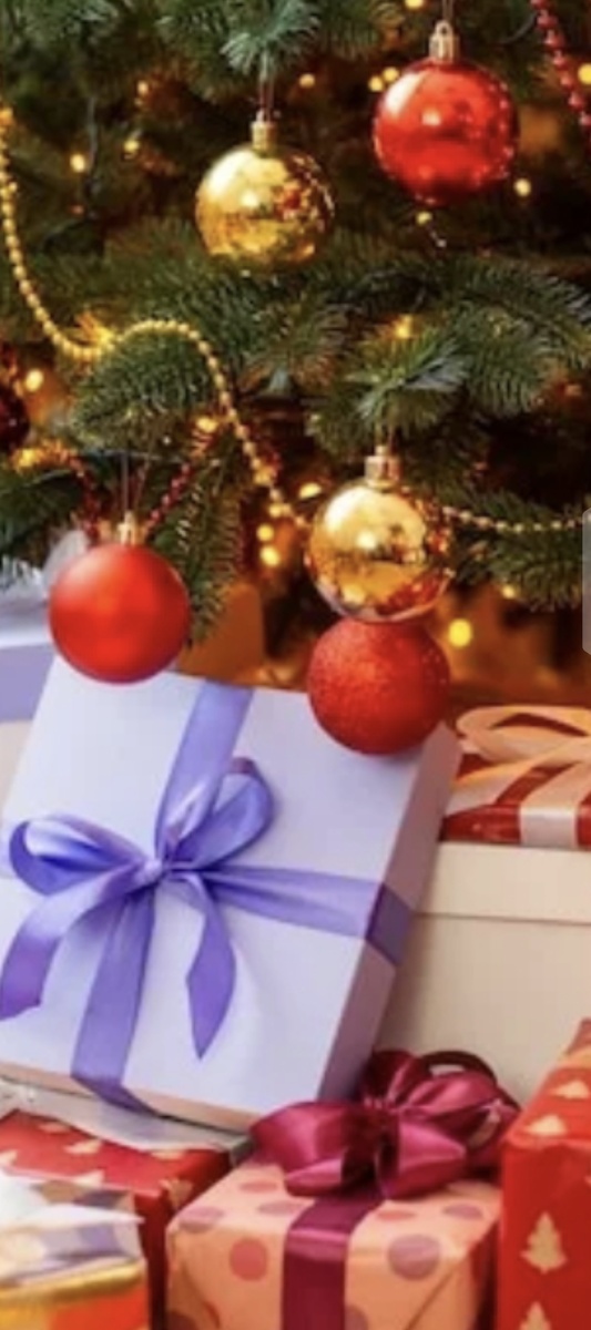 Пусть ваша ёлочка будет красивой, а подарки под ней - желанными! Фото из открытых источников.