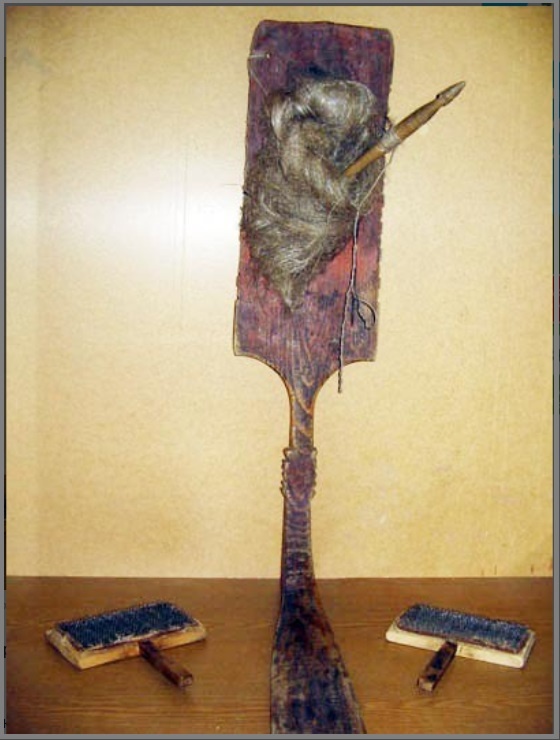 Старинная прялка с куделец, чески