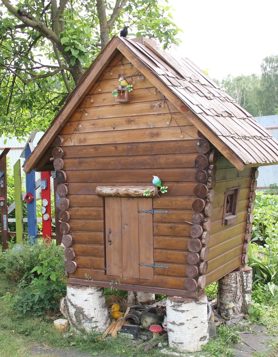 Сказочный домик. Внутри можно хранить мелкий садовый инвентарь или удобрения.