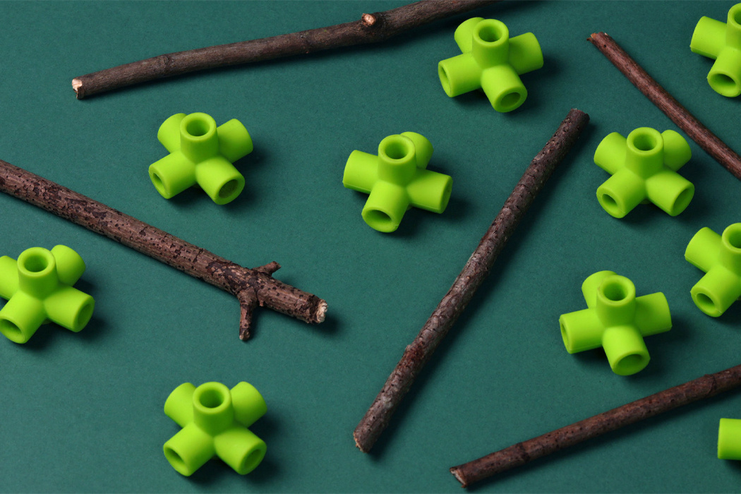 Источник: https://www.yankodesign.com/2021/06/20/this-unique-joinery-toy-lets-kid-connect-with-nature-and-utilize-their-creativity-to-build-engaging-structures/
