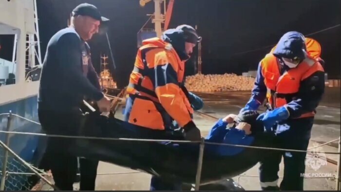 Известный всей стране кадр эвакуации Михаила Пичугина в реанимацию областной больницы Магадана / Фото: ГУ МЧС России по Сахалинской области