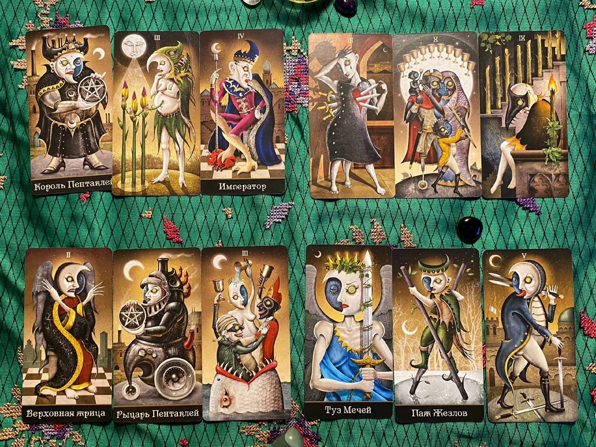 Королева Жезлов на дне колоды говорит о важности проявления инициативы и уверенности в любых начинаниях, а её деятельность часто становится вдохновляющим примером для других.