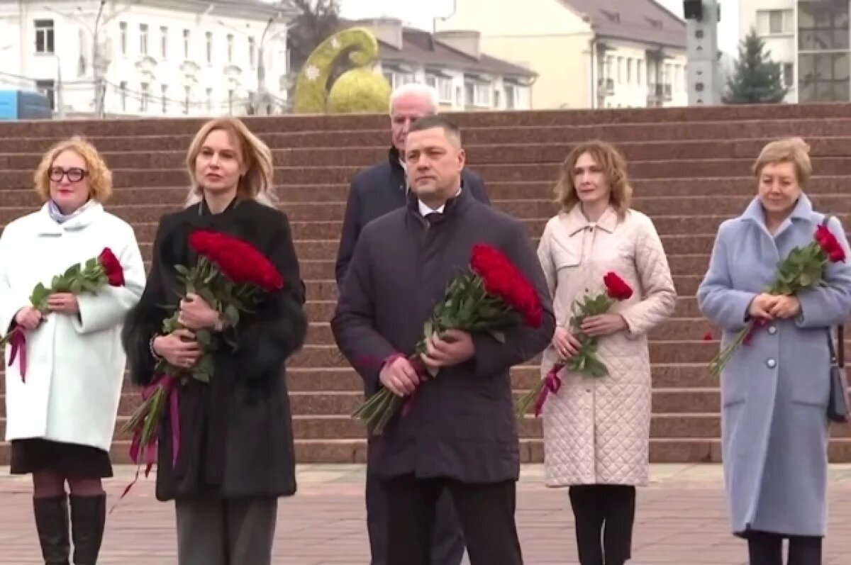    Михаил Ведерников возложили цветы к Вечному огню в Витебске