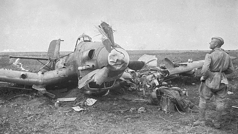 Он с грохотом приземлился «на брюхо». Когда сам Покрышкин подбежал к самолёту, он остолбенел