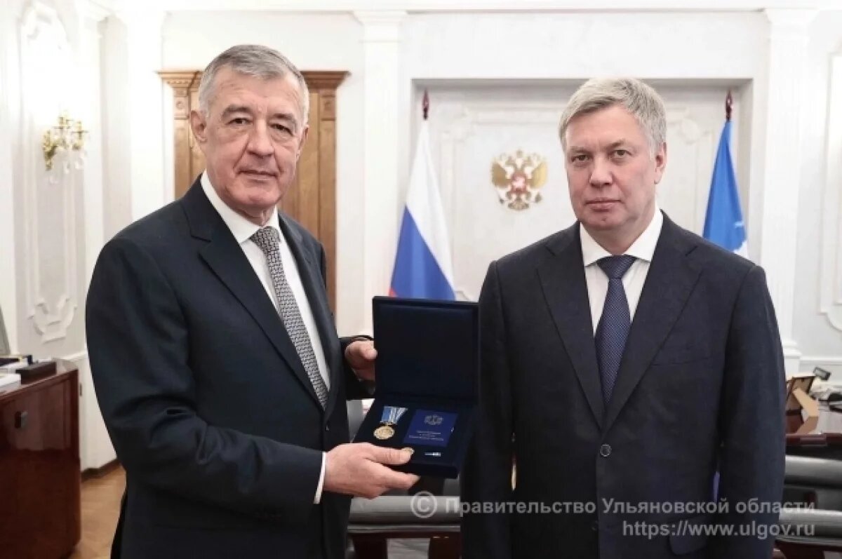    Губернатор Русских вручил знак отличия главе управления Минюста Хуртину