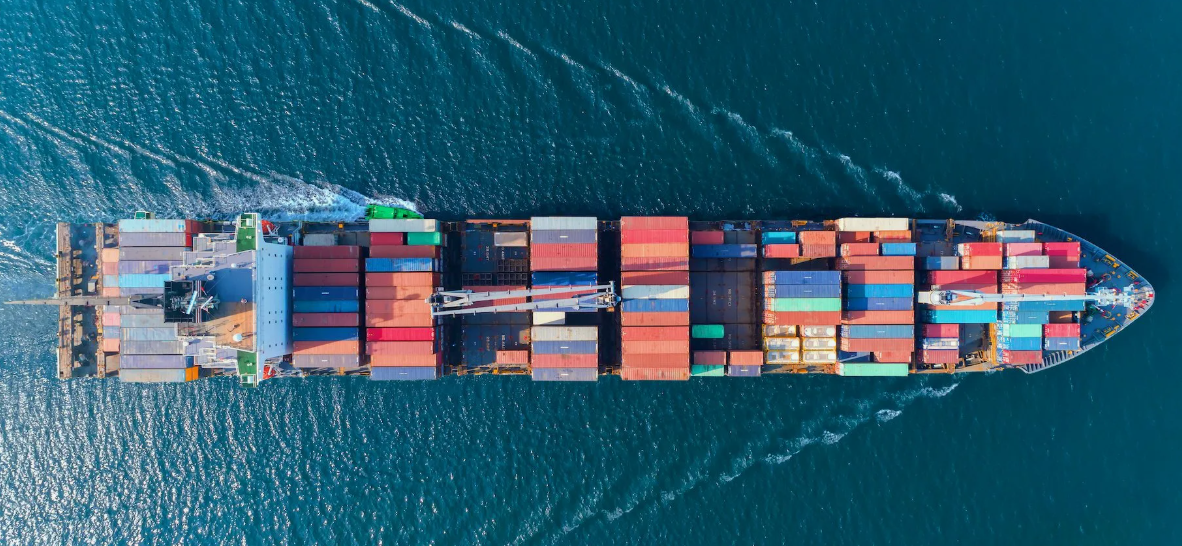 Современный контейнеровоз 