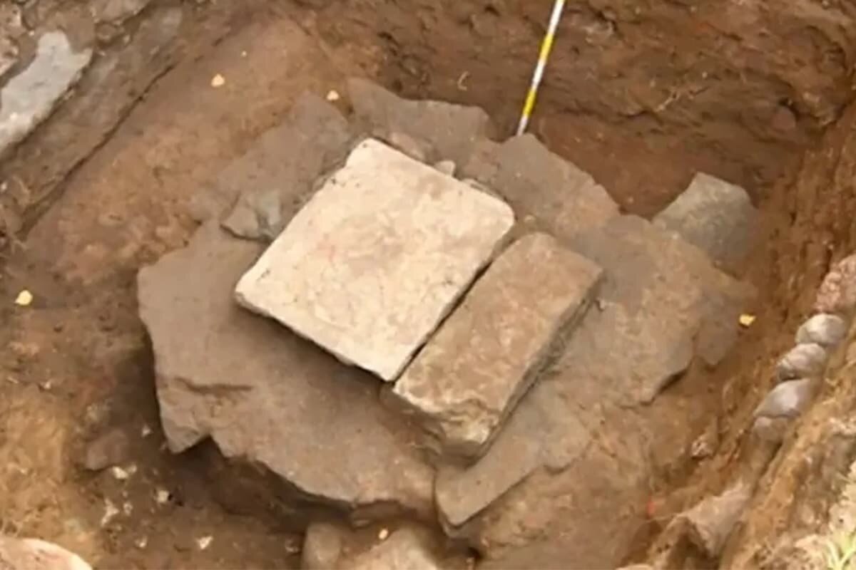    Гербовый камень XV века в канализационном коллекторе Выборга / © Центр спасательной археологии