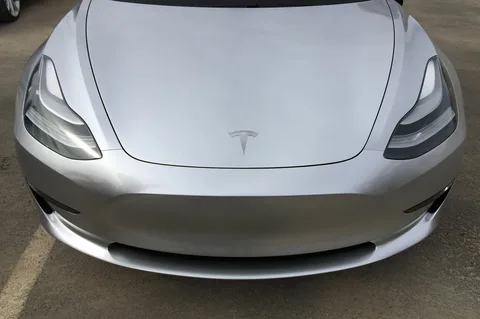 Аэродинамичный дизайн и современные светодиодные фары