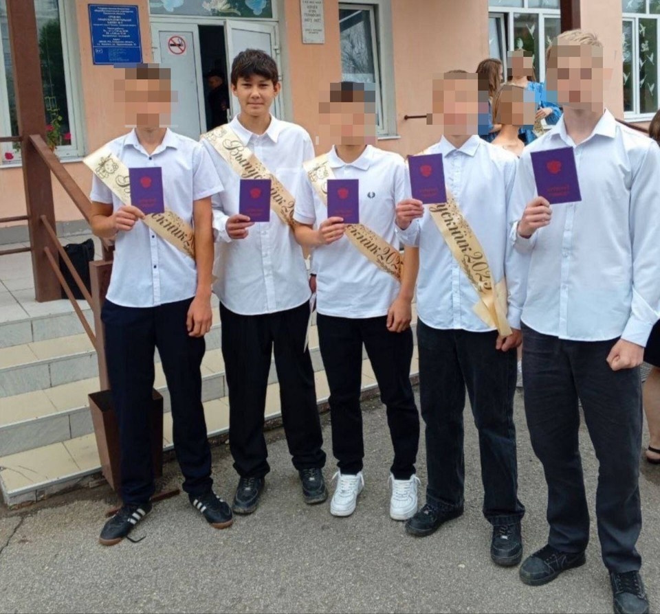    Пока одноклассники учились в школе, Халмат боролся за жизнь, но потом наверстал упущенное. Фото: предоставлено «КП»