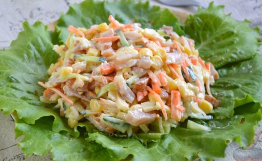 Вариант известного салата "Венеция". Простой, вкусный и сытный праздничный салат.