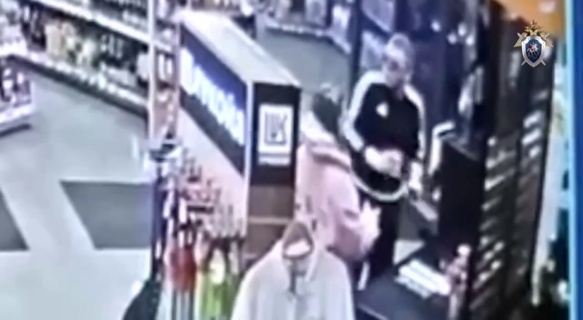 Елена и Наумов перед дальнейшей поездкой зашли на АЗС