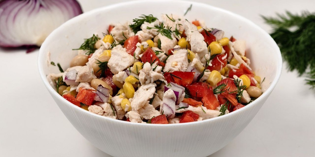 Новогодний салат "Мюнхен"с курицей и фасолью: бюджетный рецепт на новогодний стол 2026