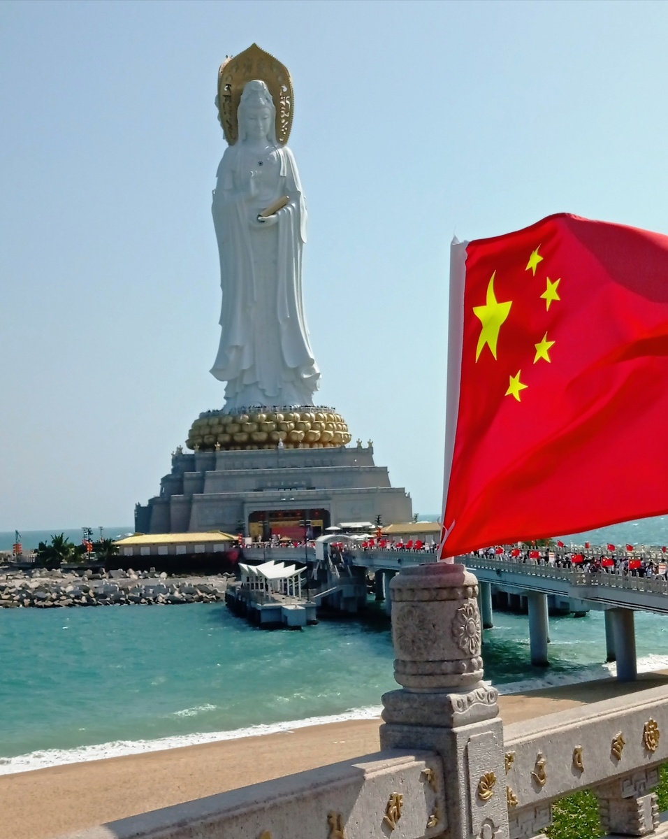 Статуя богини гуанинь в парке Няньшань. Хайнань, 2025 год