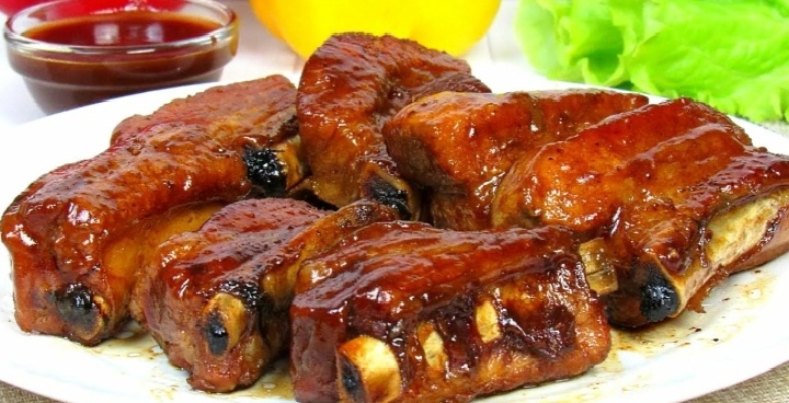 Свиные ребрышки, тушеные в соусе (по-домашнему, в кастрюле или казане)