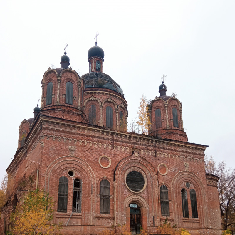 Церковь Троицы Живоначальной в селе Салобеляк, Яранского района, Кировской области, осень 2023 года. Фото любезно предоставлено Tessa Poetica