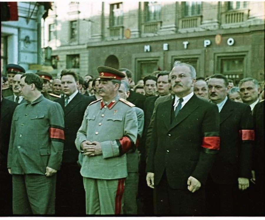 Передний ряд слева направо: Г.Маленков, И.Сталин, В.Молотов. Еще левее Маленкова Л.Берия. Но он не попал в кадр