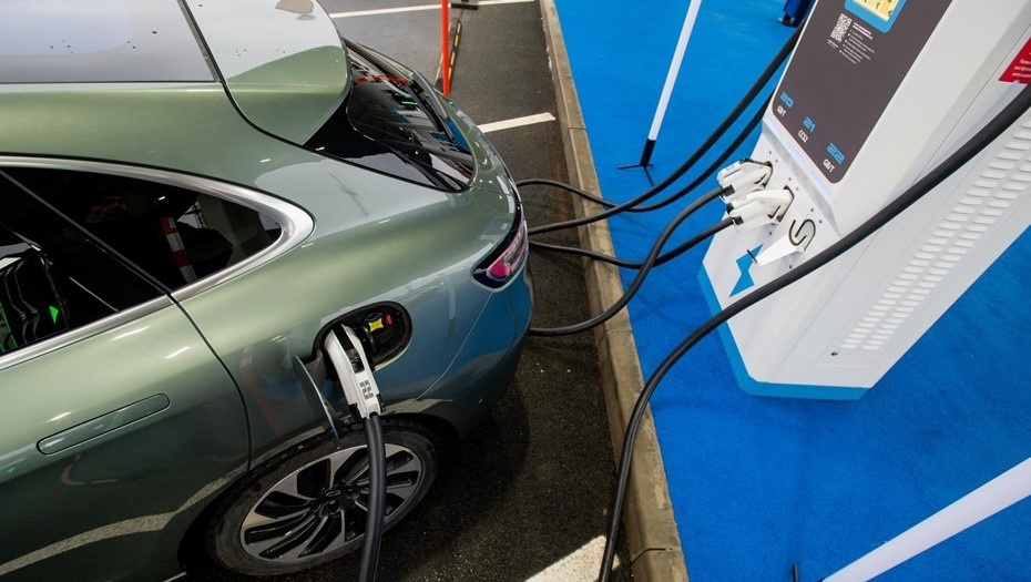    В Петербурге за год подешевели электромобили Автор фото: Ермохин Сергей