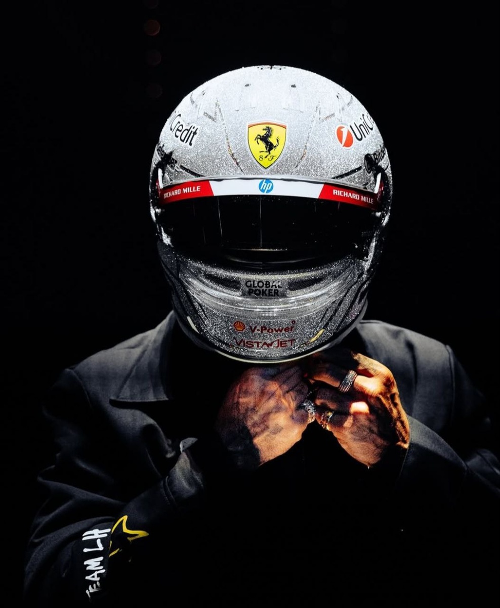 Шлем со стразами не помог Льюису в этой гонке. Фото - f1.com