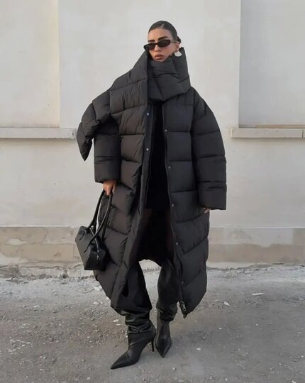    Натуральный пуховик более лёгкий, зато синтетический проще в уходе.соцсети @youwanna_official