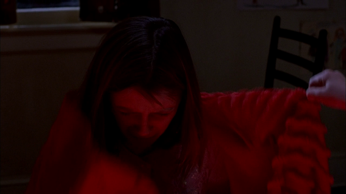 Кстати, появление Киры тоже происходит в "красных тонах"