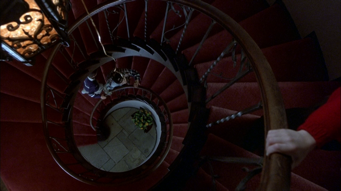 В ДР Малкольма на нём красный свитер, вверх летит красный шарик, ну и лестница соответствующей яркости цвета