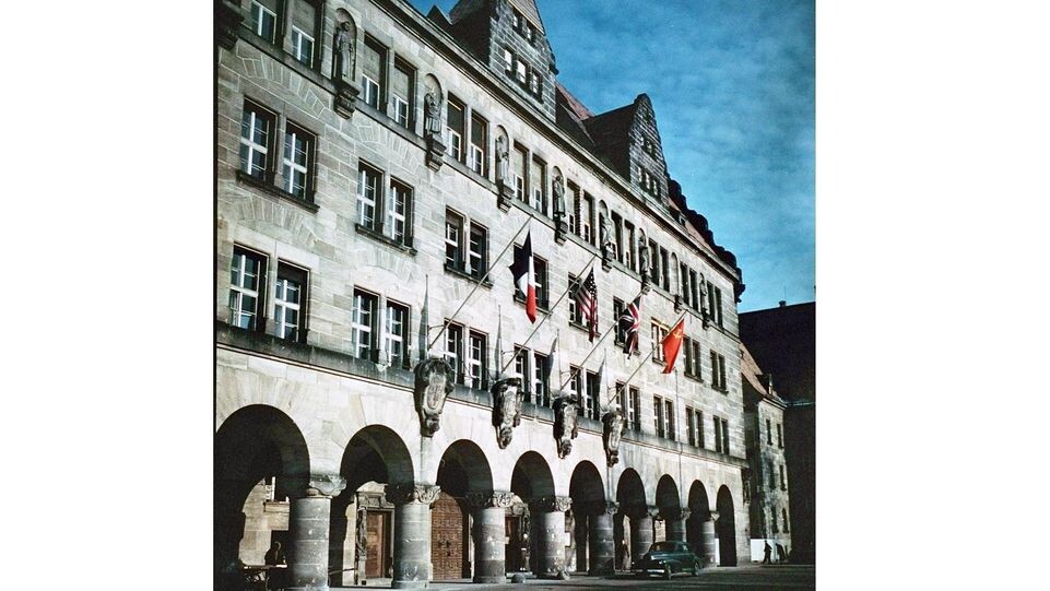    Дворец юстиции c флагами четырех стран-победительниц, Нюрнберг, 1945 год / Публичное достояние