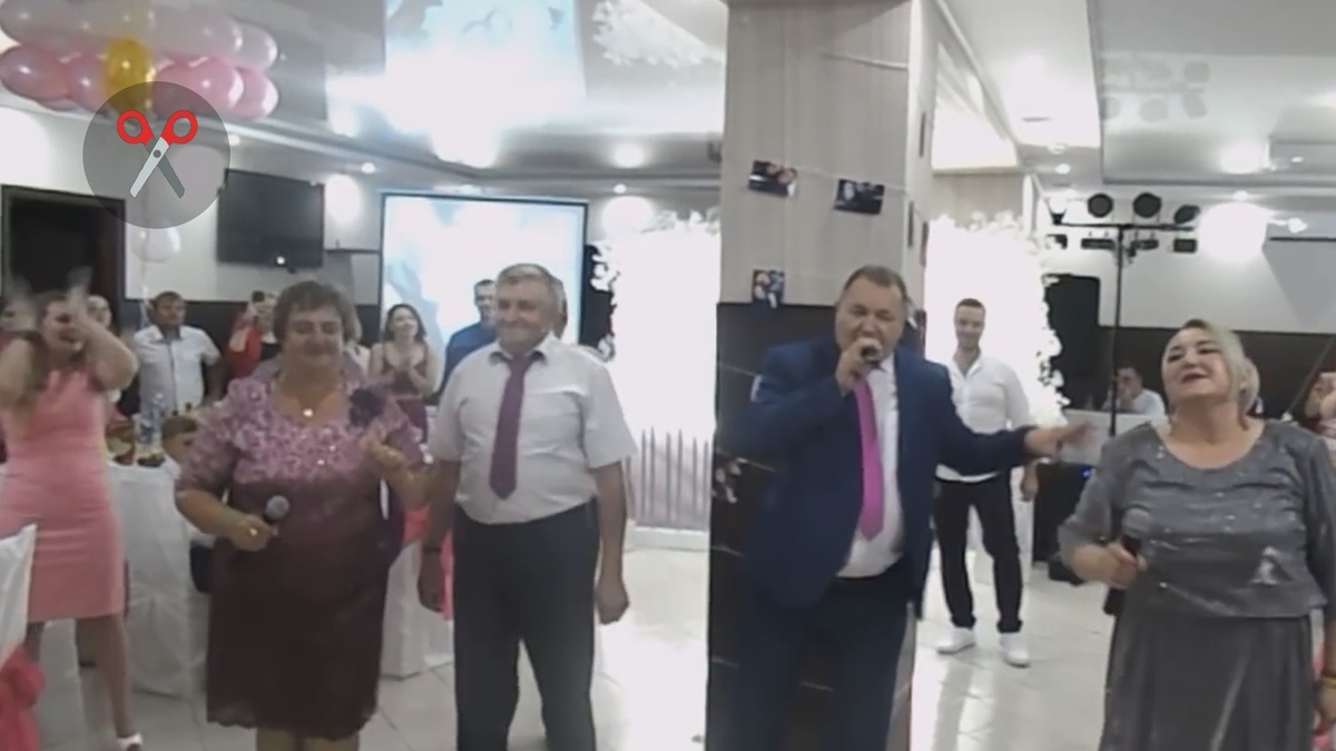 🎞 Кадр из видео с исполнением родителями песни-переделки «Букет из белых роз» на свадьбе детей