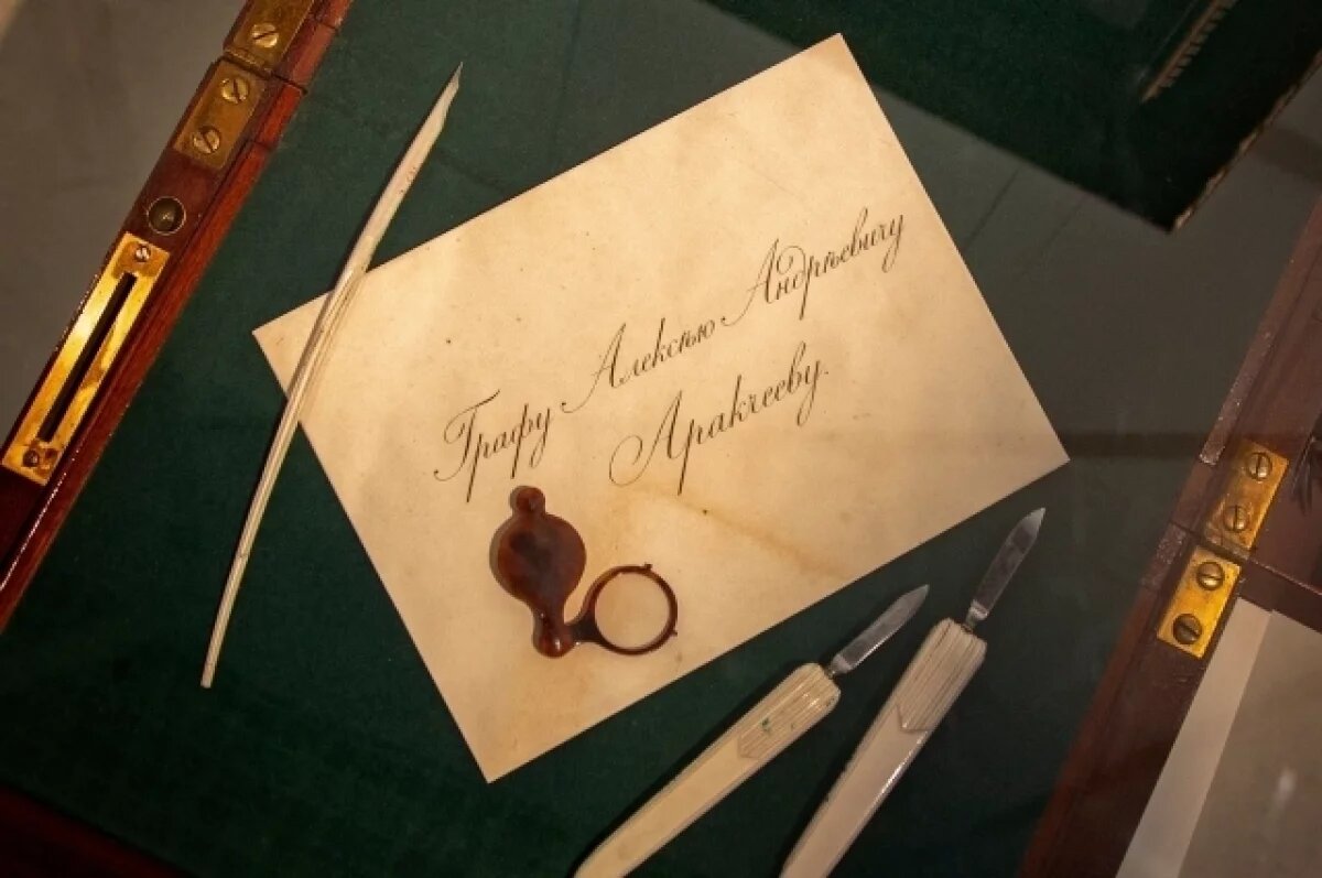    В Салехарде открылась выставка «Поэт и царь» с волосами Пушкина