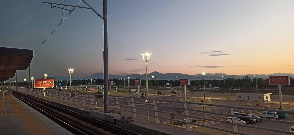 Это платформа, где можно сесть на трамвай 