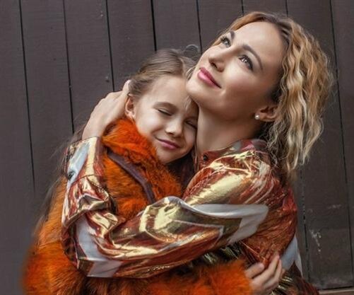 Евгения Брик с дочерью. Фото: ТВЦ