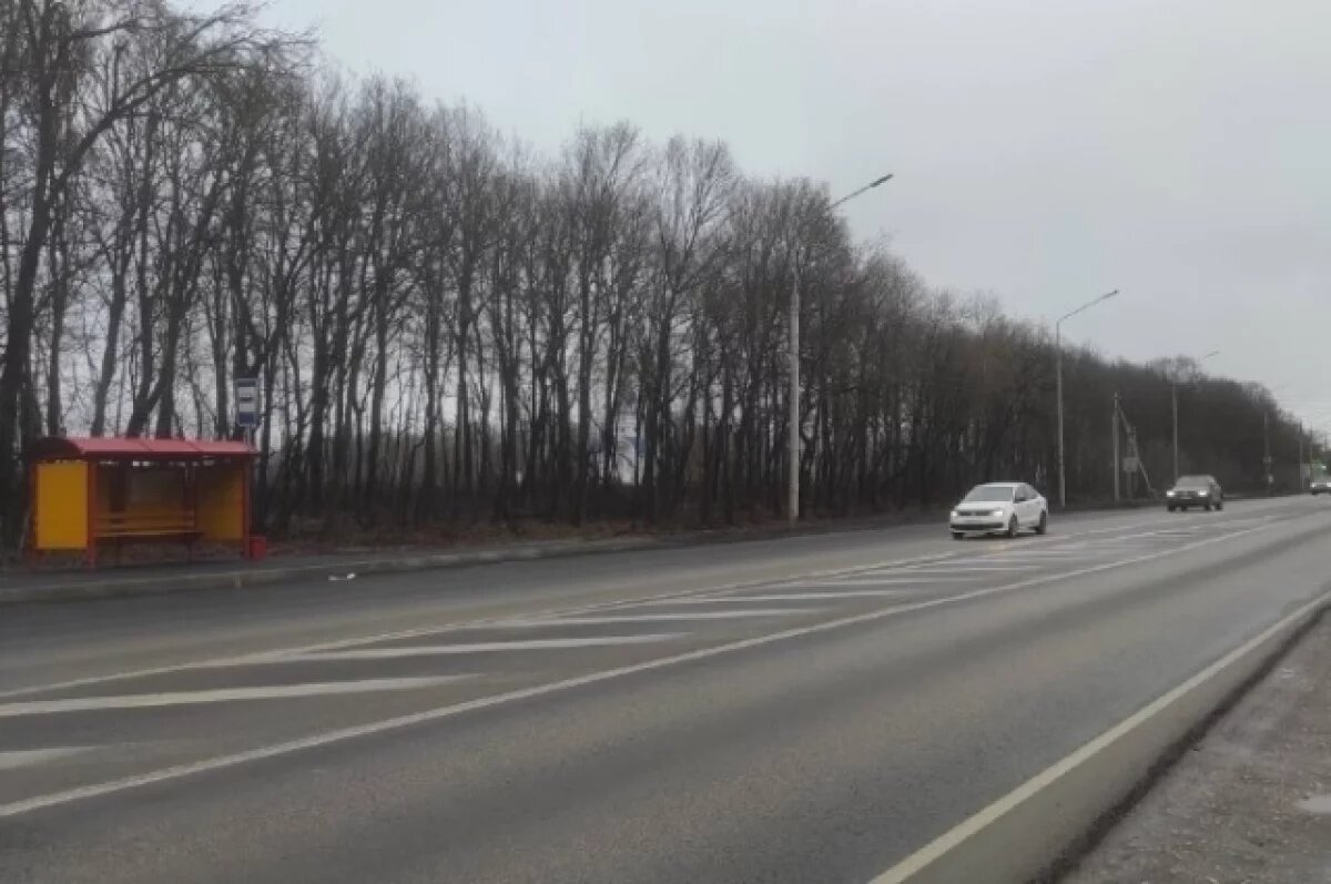    У воинского кладбища Тулы оборудовали остановочные павильоны и светофор