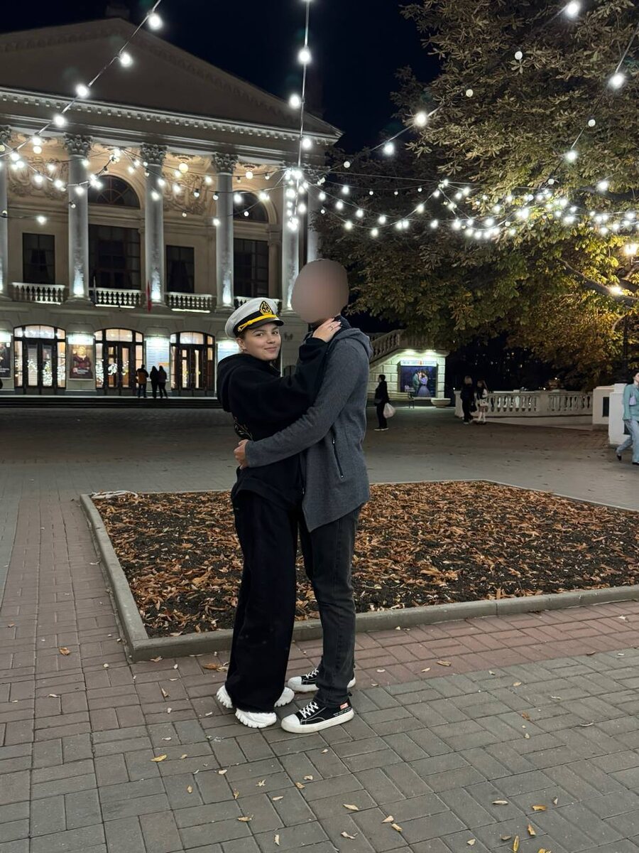 Позади нас находится театр.