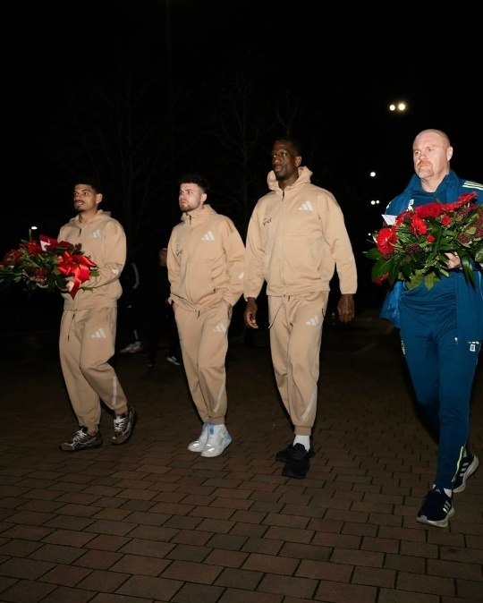 Игроки фк Ноттингем Форест идут возлагать цветы