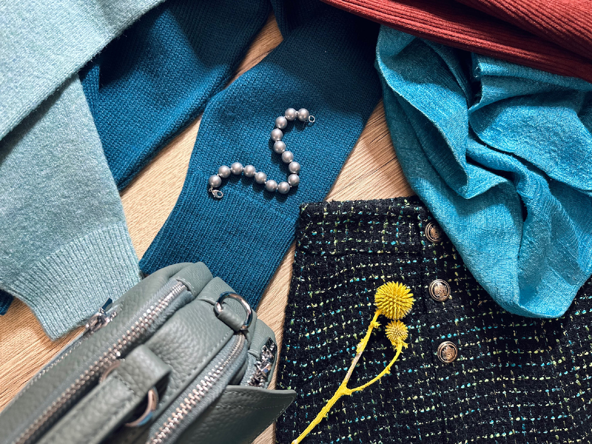 Интуитивно мое предпочтение было отдано сине-зеленой гамме. Оказалось, что это модные цвета в сезоне осень-зима 2025-2026 ⭐️ которые добавляют образу «глубины и устойчивости»