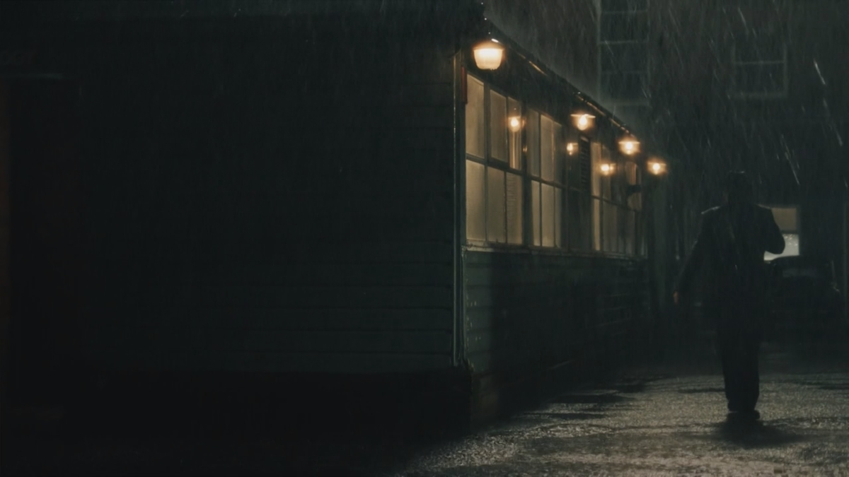 Эстетика сериала Квирк. Если вам такая близка, то сейчас, я в дожливом ноябре, определенно лучшее время, чтобы его посмотреть.