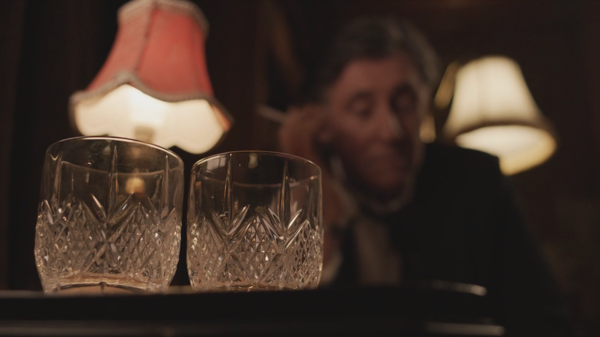 Поскольку у главного героя серьезные проблемы с алкоголем, не могу не предупредить о его вреде и необходимости умеренности во всем)