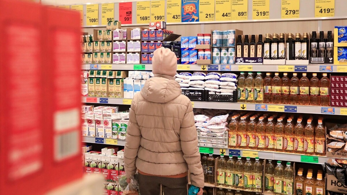 Запастись товарами впрок по нынешним ценам или сохранить деньги на «черный» день? — дилемма, которую решают многие россияне. Фото: Александр Рюмин, ТАСС