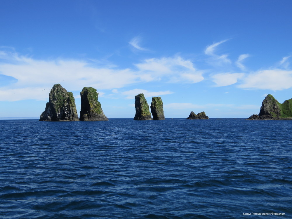 Группа скал Четыре Брата у входа в бухту Торная.