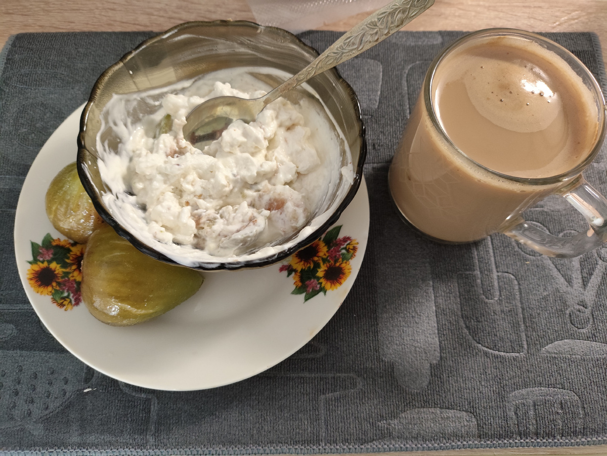 Мой завтрак. Оставшиеся две штучки инжира на дневной перекус оставила.