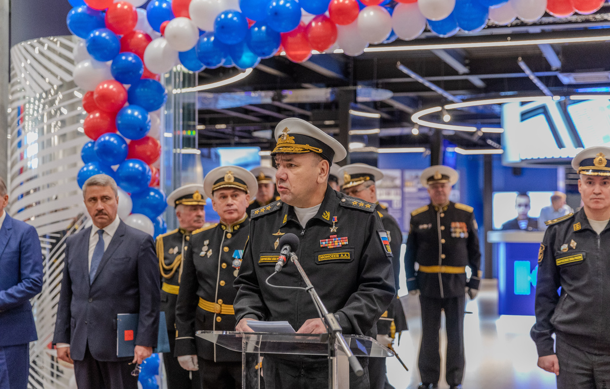    Главком ВМФ Александр Моисеев (в центре)  Минобороны России