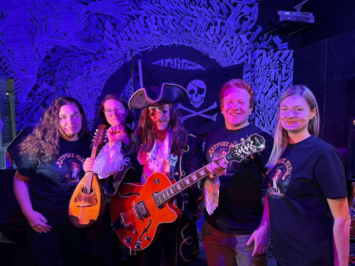 Концерт памяти Димы в баре "Fish Fabrigue". Источник: МАШБЮРО: Сибирское сообщество рок-н-ролла (https://vk.com/wall-201028373_8227) 