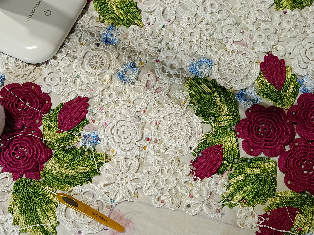 Соединяю мотивы на переде, лежат они изнанкой кверху, соединение идёт по изнаночной стороне