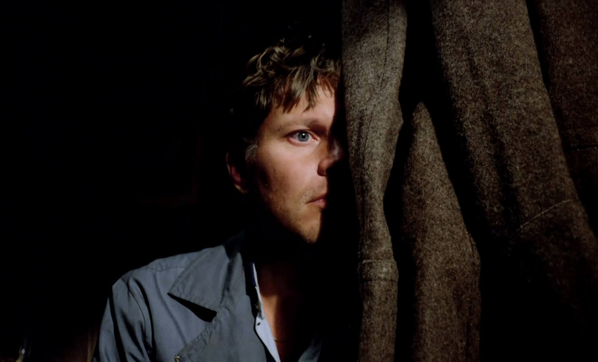 Главный герой исследует прошлое. Кадр из фильма "Зеркало для героя"